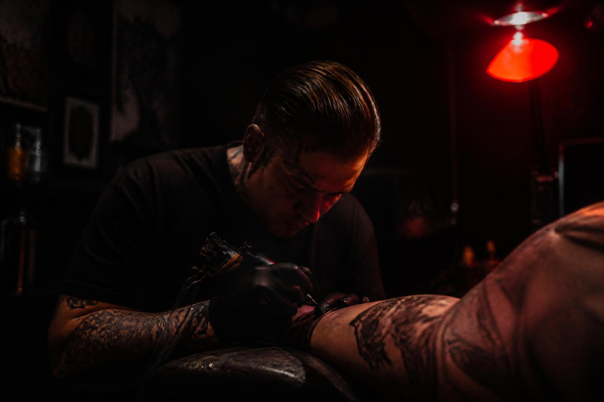 Tatuador trabajando sobre una pieza en el estudio