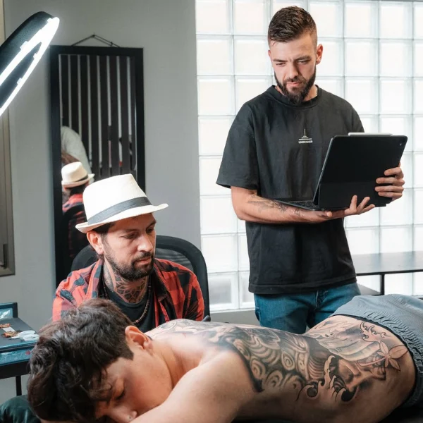 Sesión del equipo INKU en un estudio de tatuaje